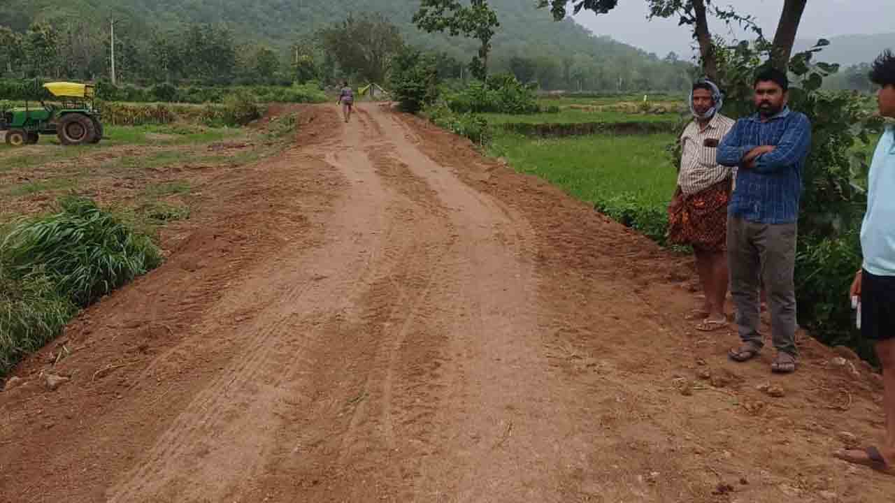 Road Works | రహదారి మరమ్మతుల కోసం నడుం బిగించిన రైతులు, నాయకులు
