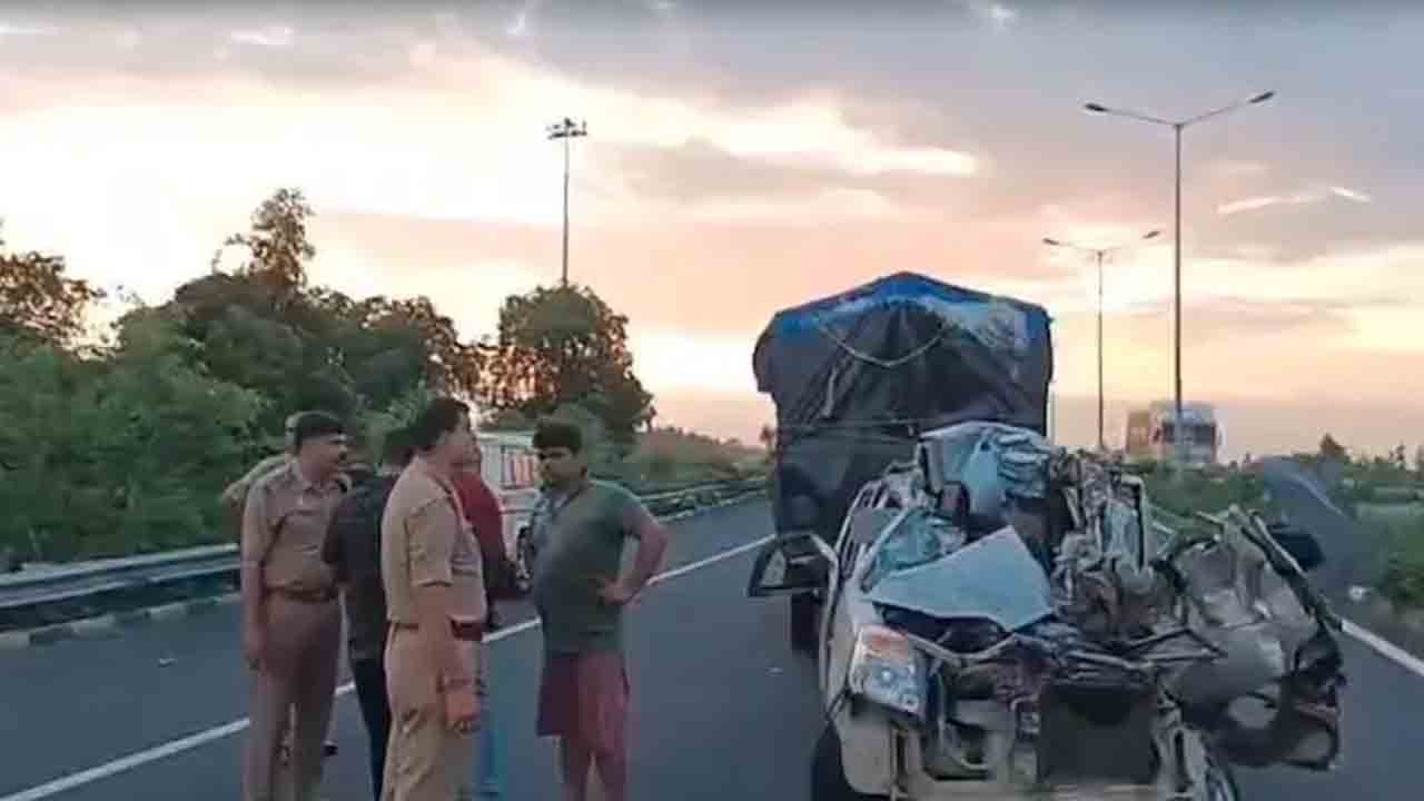 Road accident | ఘోరం.. హైవేపై కారును కిలోమీటర్ ఈడ్చుకెళ్లిన లారీ.. ఇద్దరు దుర్మరణం..!
