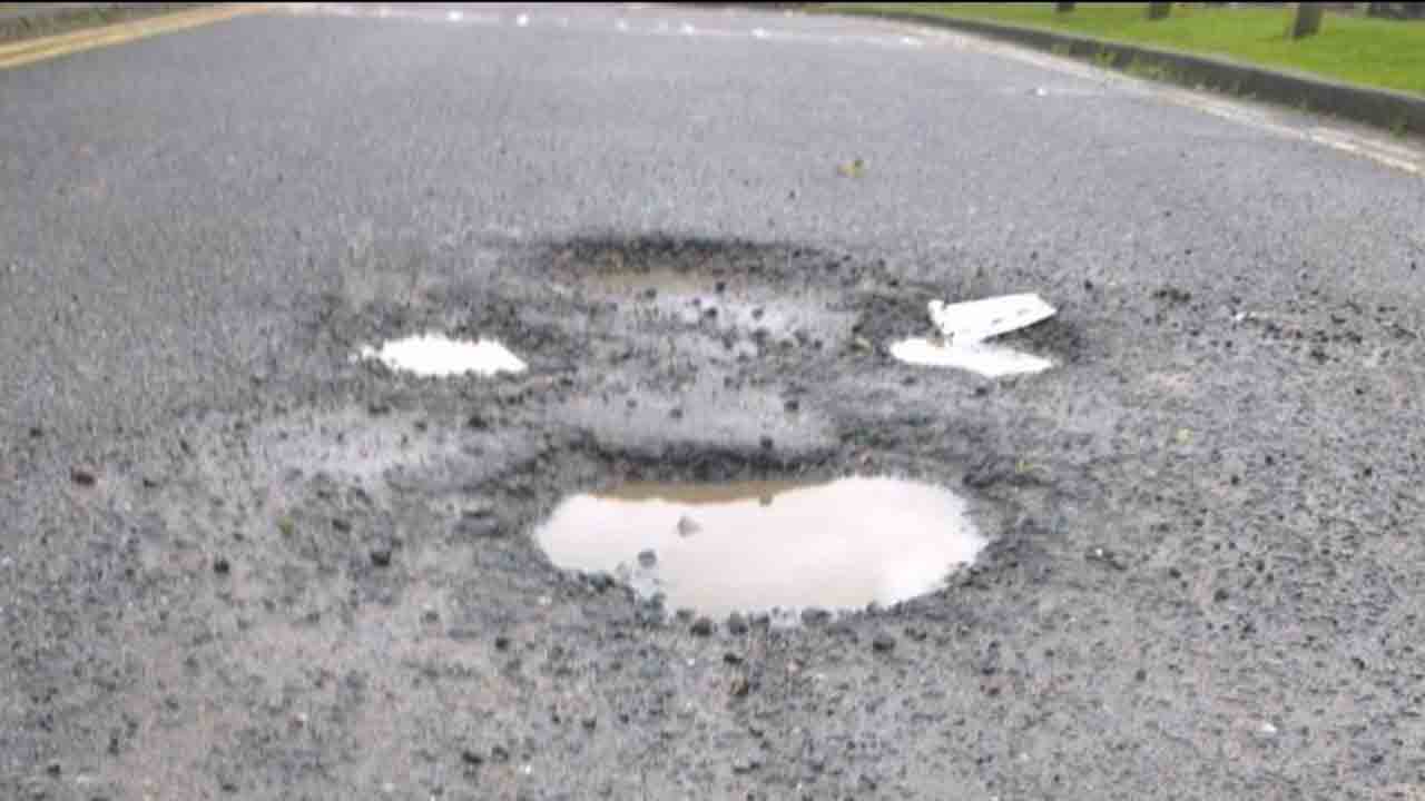 తాడిహత్నూర్ బ్రిడ్జి వద్ద అధ్వాన్నంగా రోడ్డు