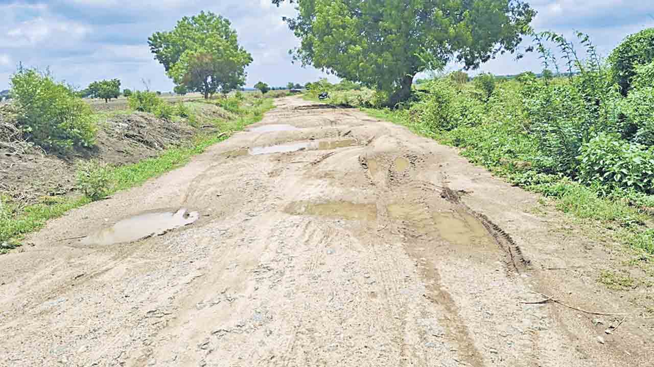 రోడ్డుకు మోక్షమెప్పుడో..!