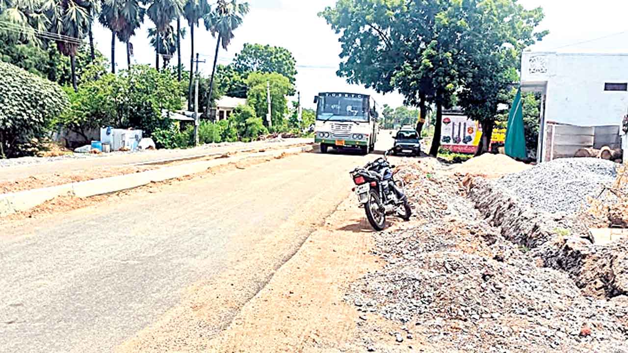 అసంపూర్తి పనులు.. ప్రయాణానికి పాట్లు