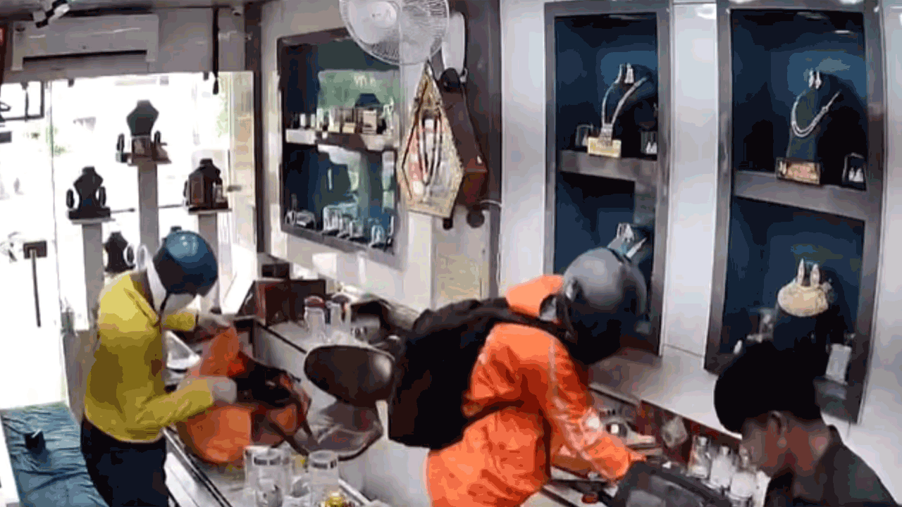 Robbery | ఫుడ్‌ డెలివరీ ఏజెంట్ల దుస్తుల్లో వచ్చి బంగారం దుకాణంలో చోరీ.. షాకింగ్‌ వీడియో
