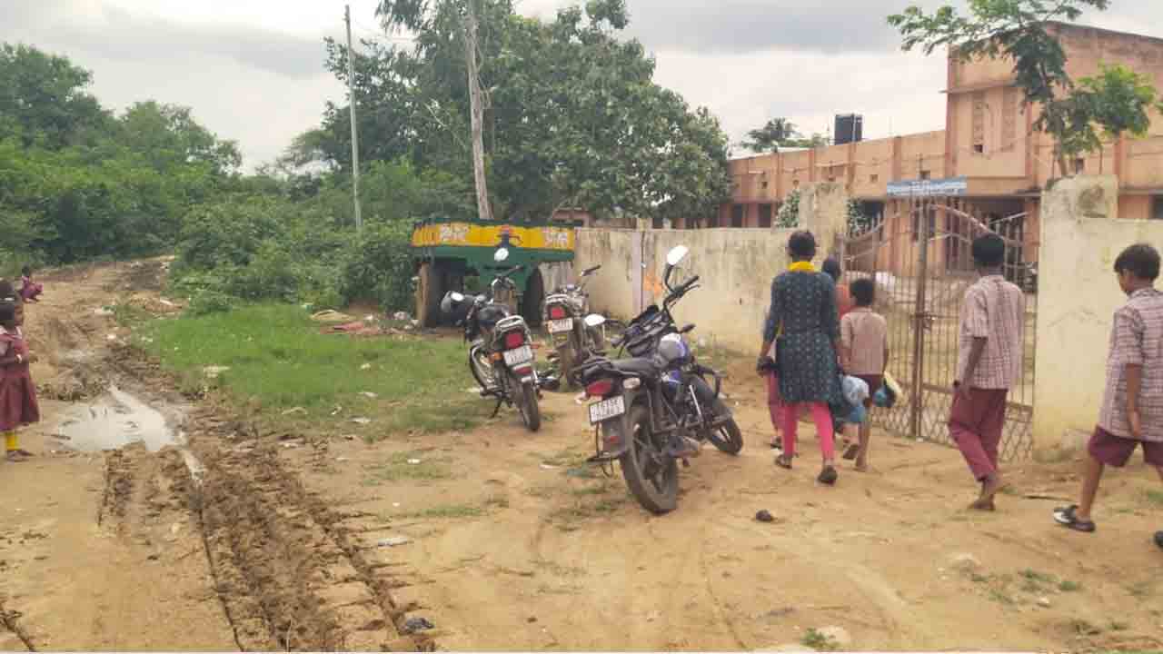 SC Boys Hostel | ముళ్లపొదలు, మురుగు నీరు.. ఎస్సీ బాలుర హాస్టల్‌ దారంతా ఇలా