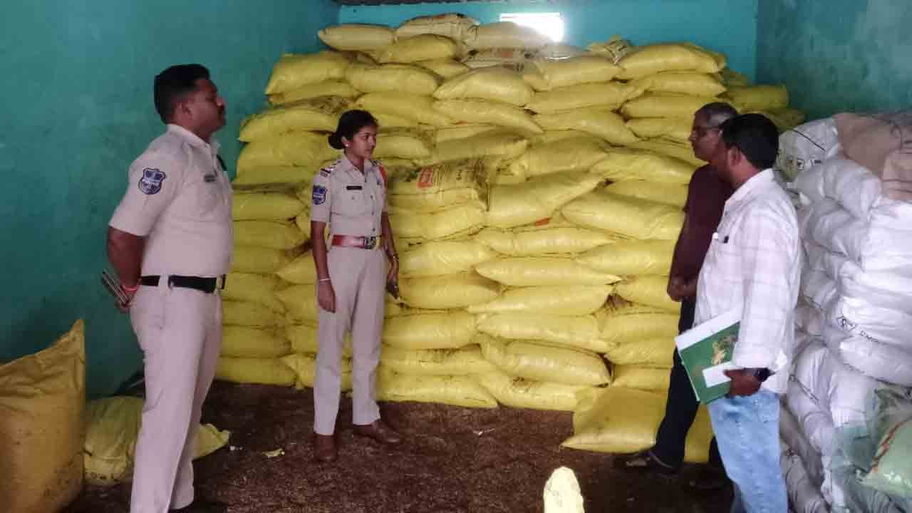 Urea | యూరియాను బ్లాక్ మార్కెట్‌లో విక్రయిస్తే కఠిన చర్యలు : ఎస్‌ఐ మానస