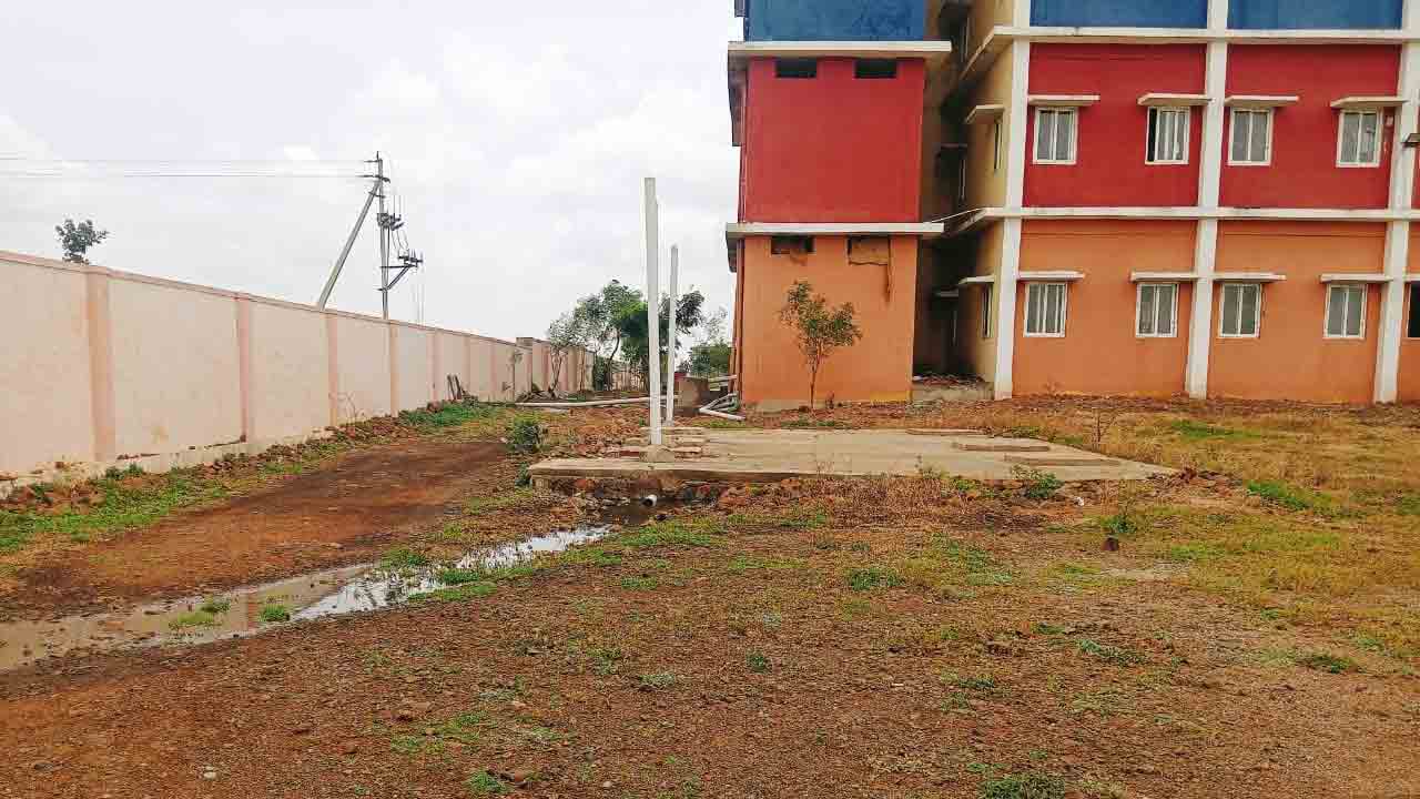 ST Girls Gurukul school | పేరుకే గురుకులం.. అడుగడుగునా సమస్యలు, నిర్వహణ లోపాలు