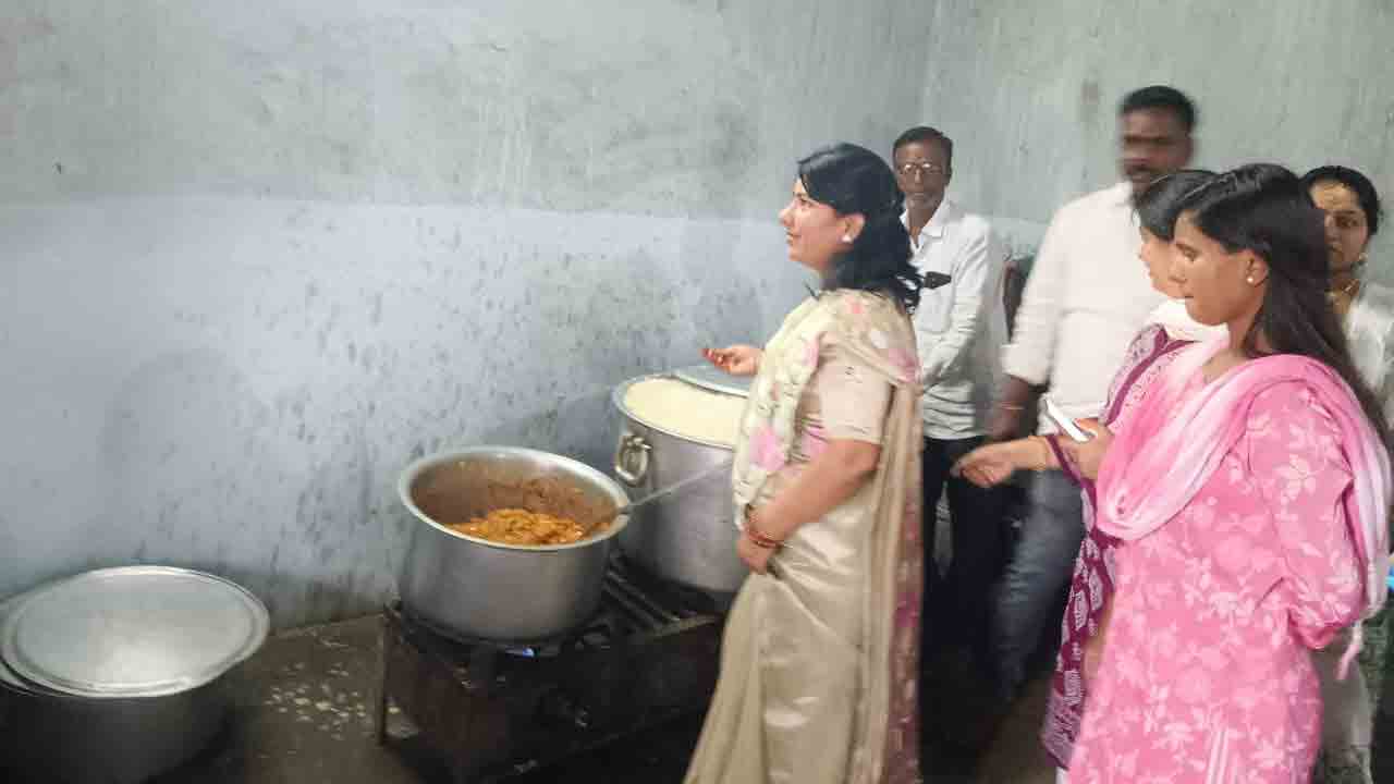 STudents | విద్యార్థినులకు మెనూ ప్రకారం నాణ్యమైన భోజనం అందుతుందా..?