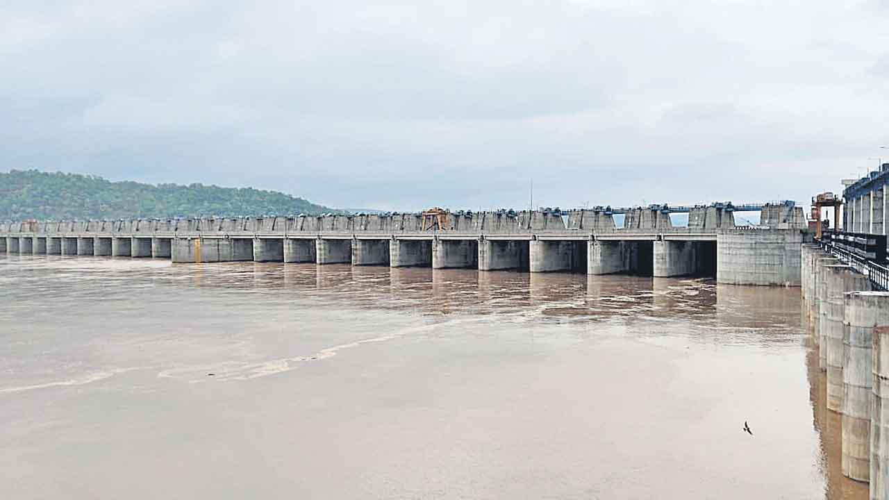 పోటెత్తిన వరద.. నిండుతున్న జలాశయాలు