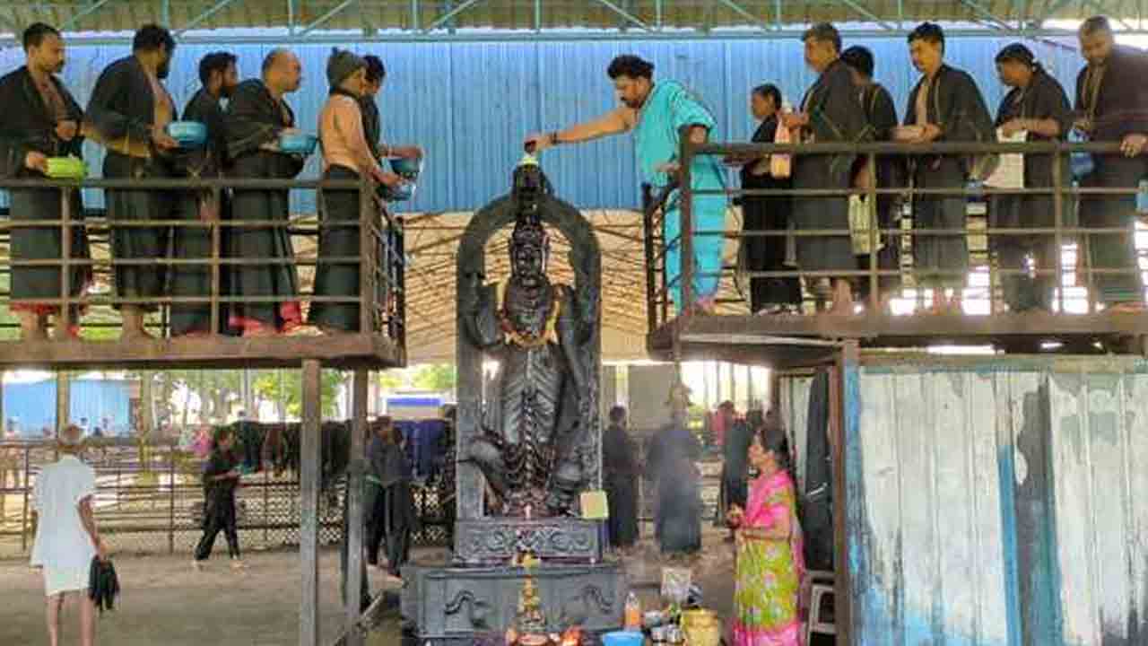 Shaniswara Swamy temples | కిక్కిరిసిన శనీశ్వర స్వామి ఆలయాలు.. భక్తులచే తిల, తైల అభిషేకాలు