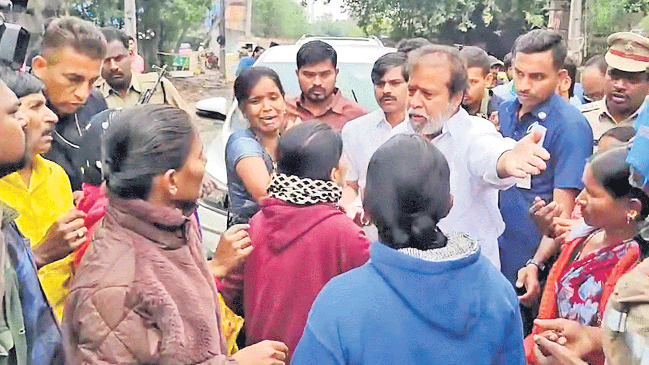 మా గోస పట్టదా.. మంత్రి రాజనర్సింహను నిలదీసిన సిగాచి బాధిత కుటుంబాలు