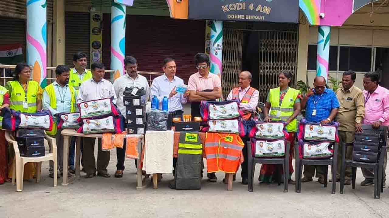 Sanitation Workers | పారిశుధ్య సిబ్బంది ఆరోగ్యం పట్ల జాగ్రత్తలు తీసుకోవాలి : డీసీ జగన్‌