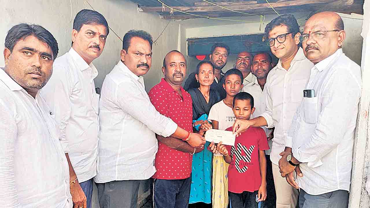 మనసున్న మారాజు కేసీఆర్‌.. వైద్య ఖర్చుల మొత్తం పార్టీపరంగా చెల్లింపు: ఎమ్మెల్యే సంజయ్‌