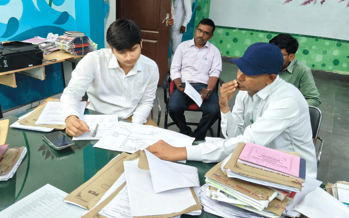 Kothagudem Urban : సోలార్ విద్యుత్‌ వినియోగంపై దృష్టి సారించండి : ట్రైనీ కలెక్టర్ సౌరబ్‌ శర్మ