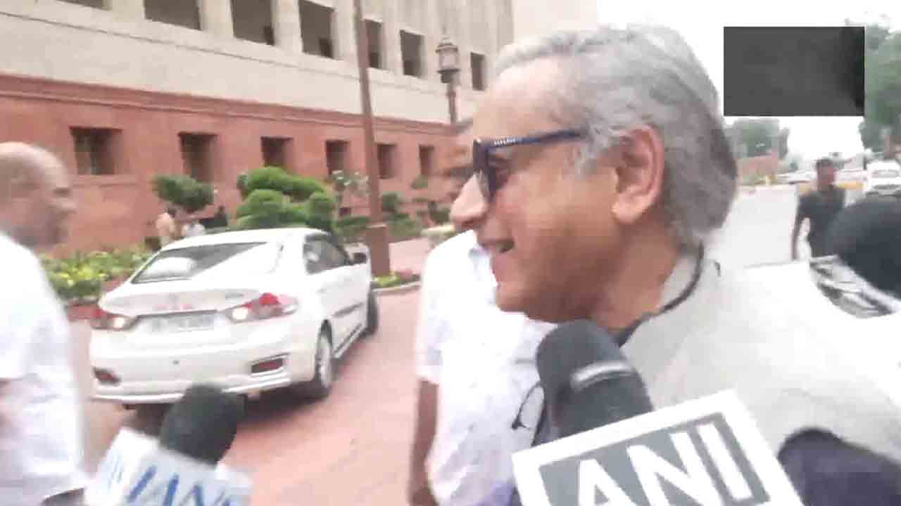 Shashi Tharoor | ‘మౌనవ్రతం.. మౌనవ్రతం’.. పార్లమెంట్ బయట మీడియాతో శశిథరూర్‌ చమత్కారం.. Video