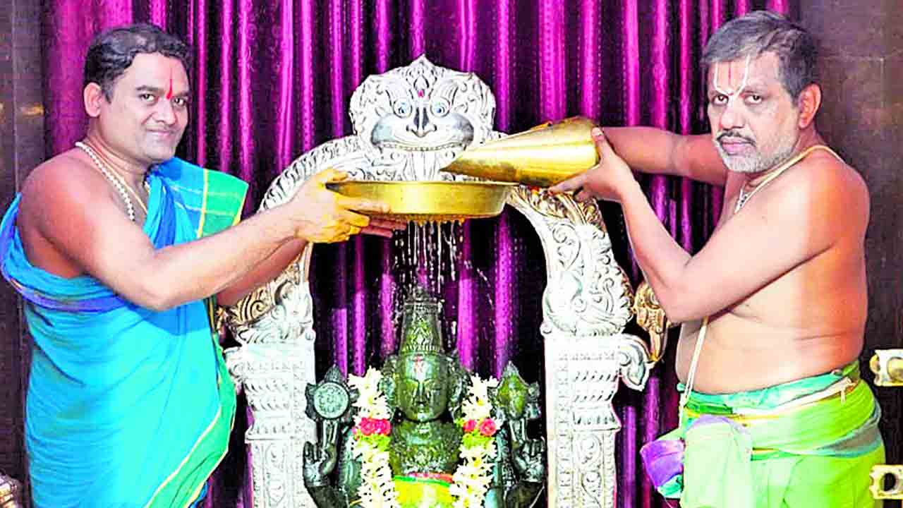 తొలి ఏకాదశి సందడి