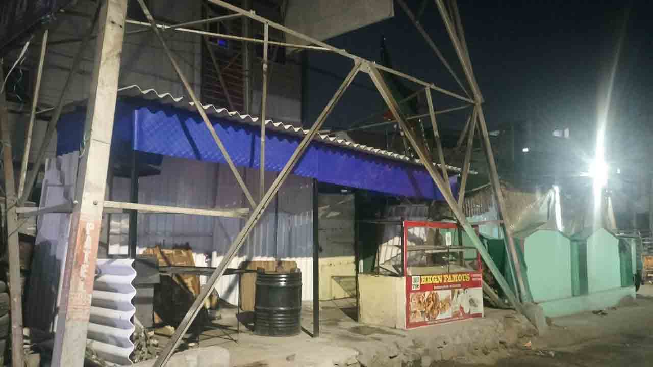Shed | విద్యుత్ హై టెన్షన్ స్తంభం కింద షెడ్.. పట్టించుకోని అధికారులు