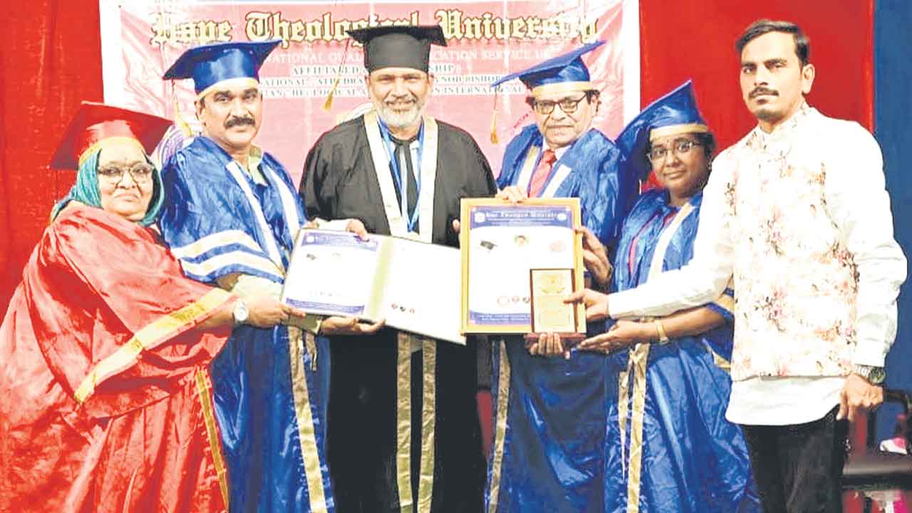 ట్రస్మా రాష్ట్ర గౌరవ అధ్యక్షుడు శేఖర్‌రావుకు డాక్టరేట్‌