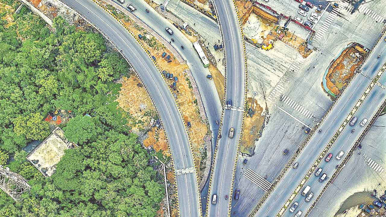 ఆర్టిస్టిక్‌ టెండర్ల అప్పగింతలో మడతలెన్నో!