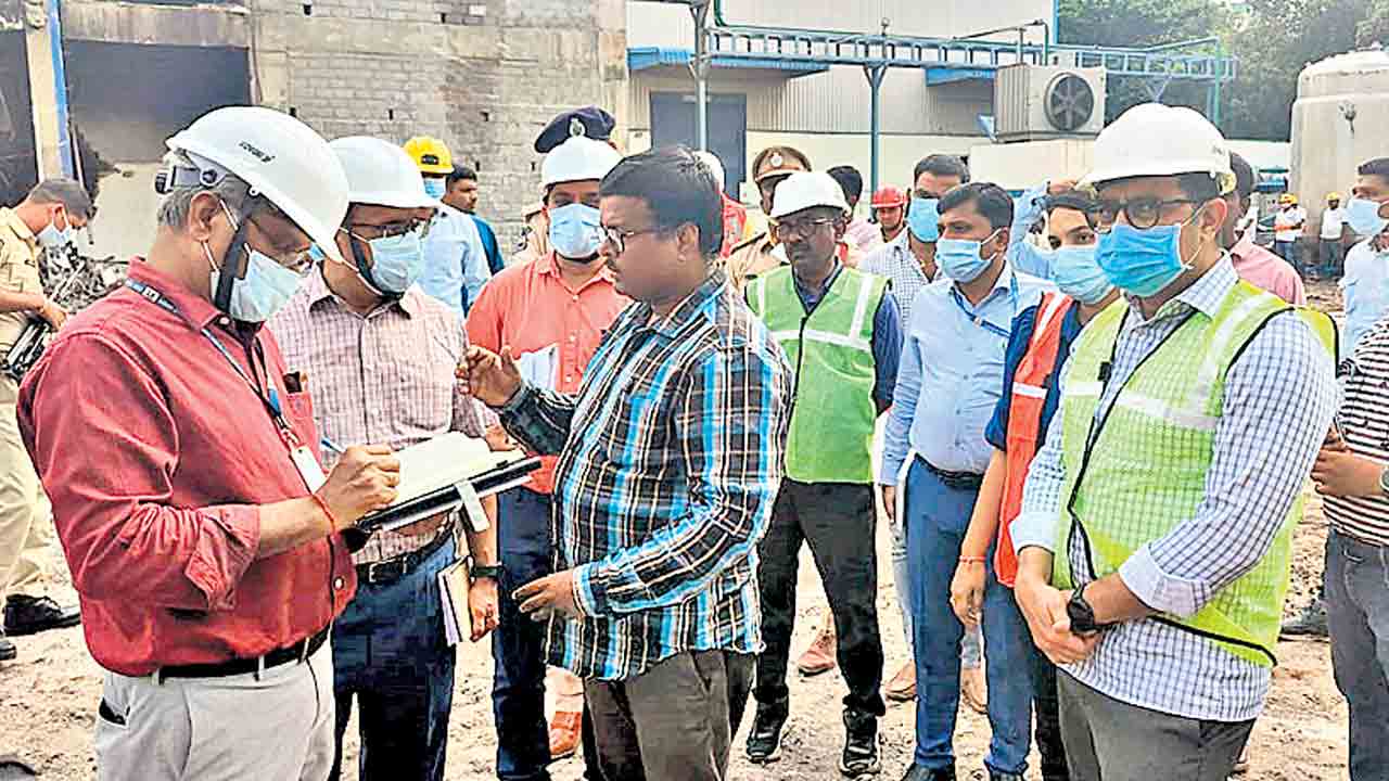 కార్మికుల మృతదేహాల గుర్తింపు