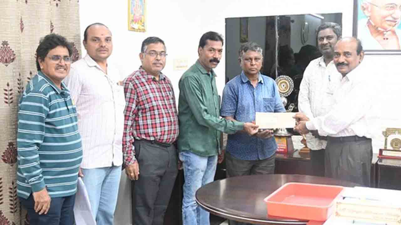 Singareni | సింగరేణిలో పదవీ విరమణ ఉద్యోగికి చెక్కు అందజేత