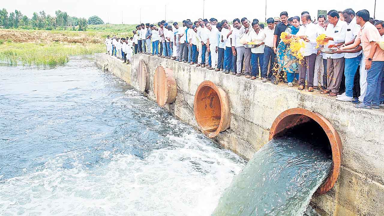 ఎట్టకేలకు.. సింగూరు కాల్వలకు నీటిని విడుదల చేసిన మంత్రి దామోదర
