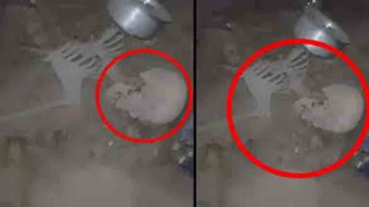 ఖాళీ ఇంట్లో అస్థిపంజరం