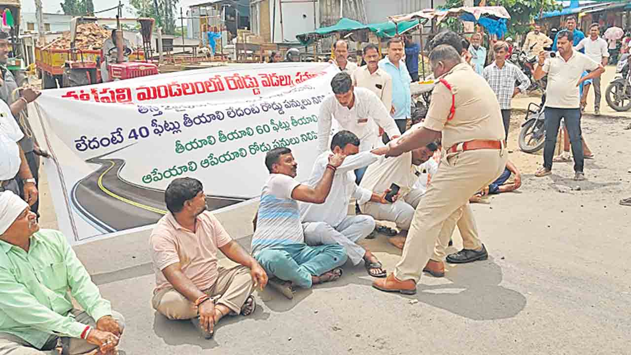 రోడ్డెక్కిన చిరువ్యాపారులు