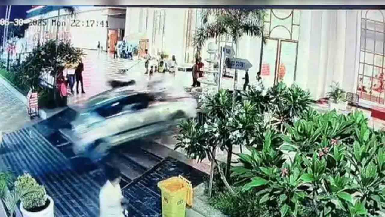 Watch: రెస్టారెంట్‌లోకి దూసుకెళ్లిన కారు.. తర్వాత ఏం జరిగిందంటే?