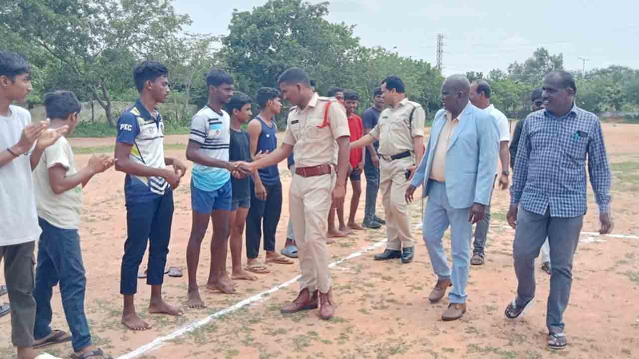 Sports | క్రీడలతో విద్యార్థులకు ఉజ్వల భవిష్యత్‌ : ఎస్సై రాజశేఖర్