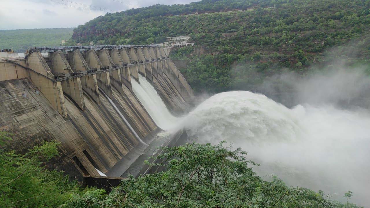 కృష్ణాలో వరద పరవళ్లు