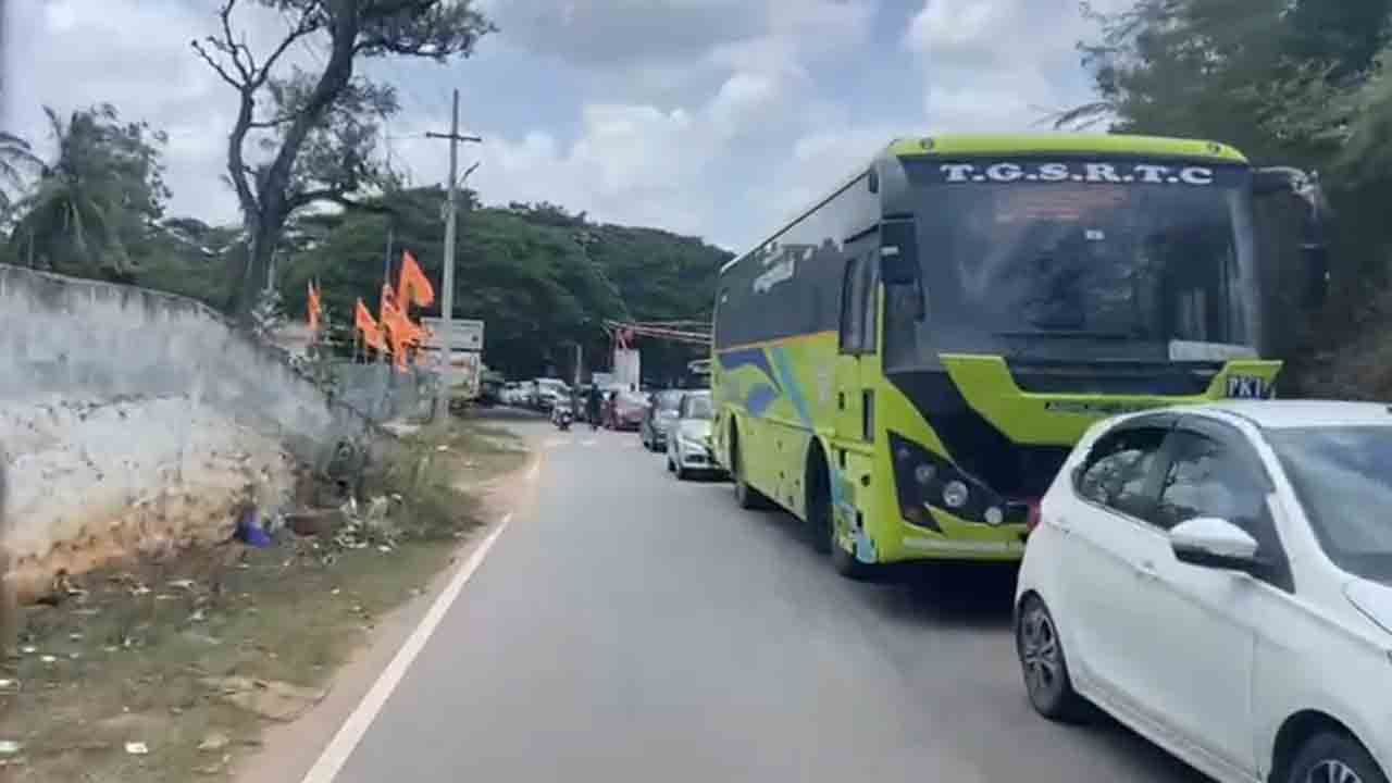 Srisailam Road | రద్దీగా మారిన శ్రీశైలం రహదారి.. బారులు తీరిన వాహనాలు