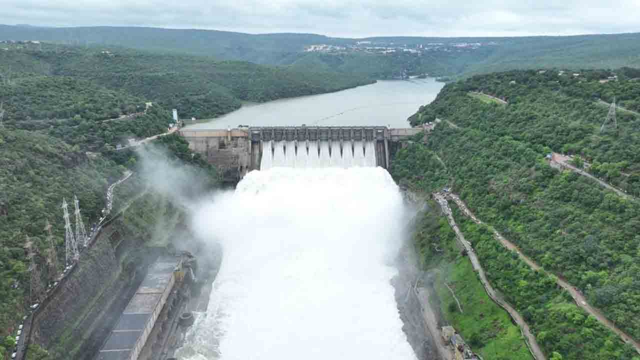 శ్రీశైలానికి 1,53,120 క్యూసెక్కుల వరద