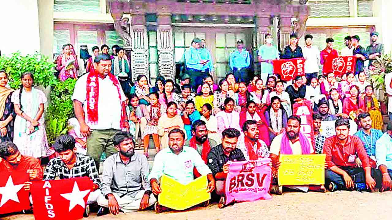 ఇంటిగ్రేటెడ్‌ స్కూల్‌కు భూమి కేటాయించొద్దు