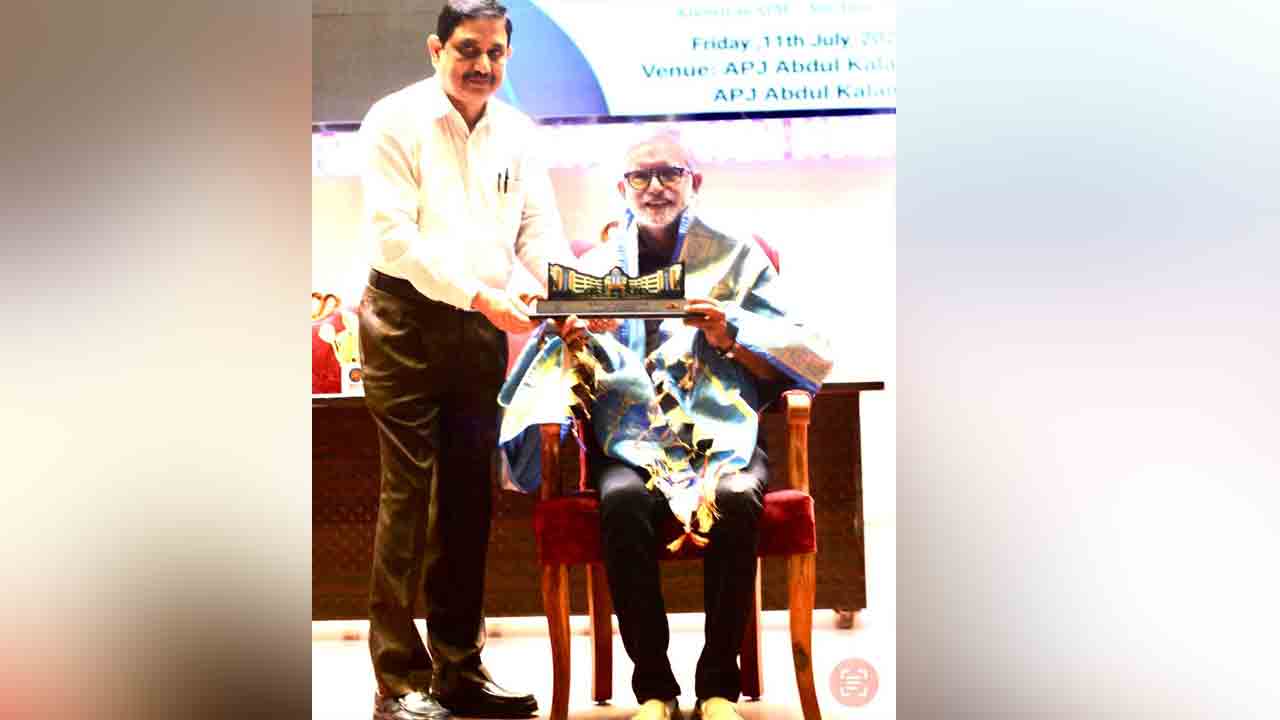 Students | ఉన్నత లక్ష్యాలను చేరేందుకు ముందస్తు ప్రణాళికను సిద్ధం చేసుకోవాలి.. విద్యార్థులతో వెంకట్ ఆర్‌కె