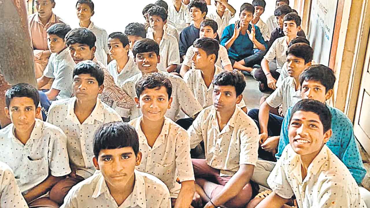 పురుగుల అన్నం.. నీళ్ల చారు మాకొద్దు.. విద్యార్థులు ఆందోళన