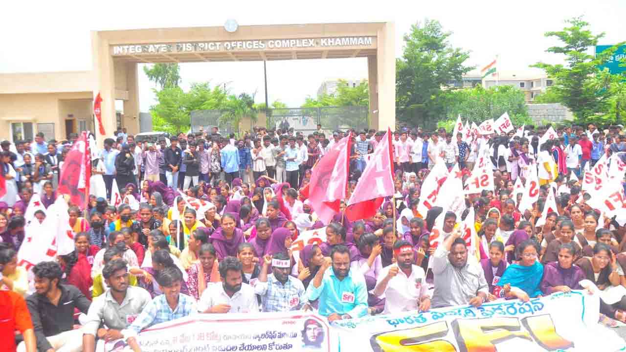 ఫీజు బకాయిల కోసం విద్యార్థుల ధర్నా