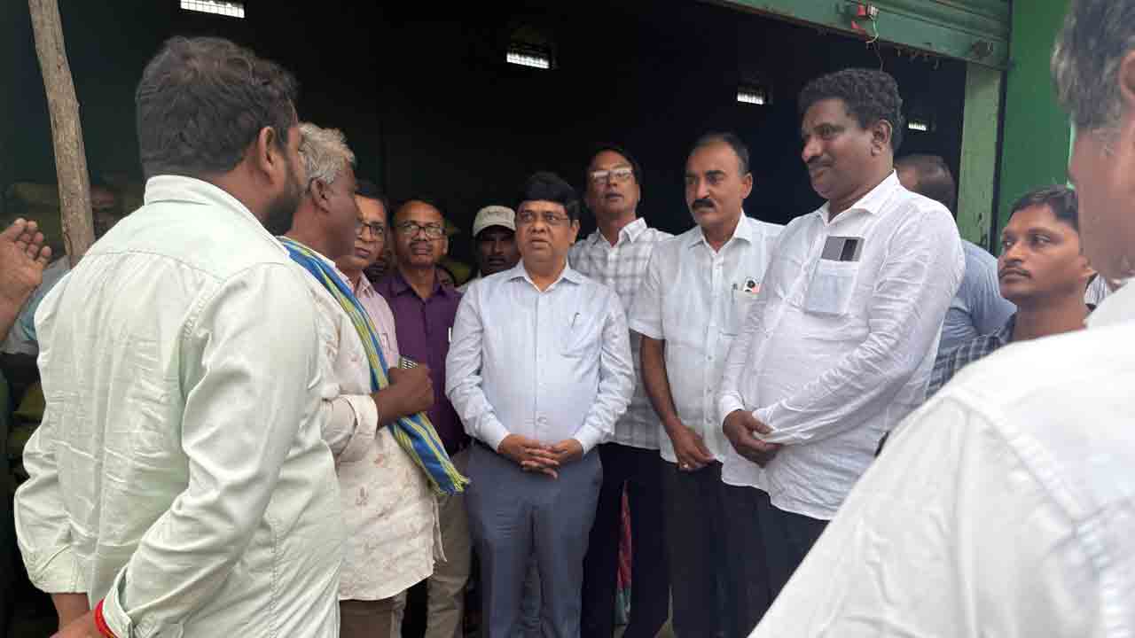 ఎరువులు అధిక ధరలకు విక్రయిస్తే చర్యలు