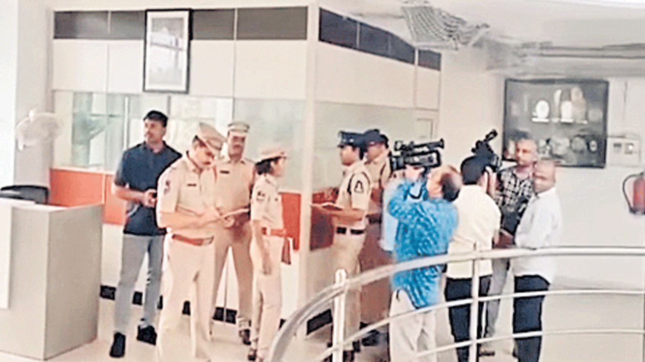 టీ-న్యూస్‌ ఆఫీసులో పోలీసుల ఓవరాక్షన్‌.. మహిళా ఉద్యోగుల గోప్యతకు భంగం!