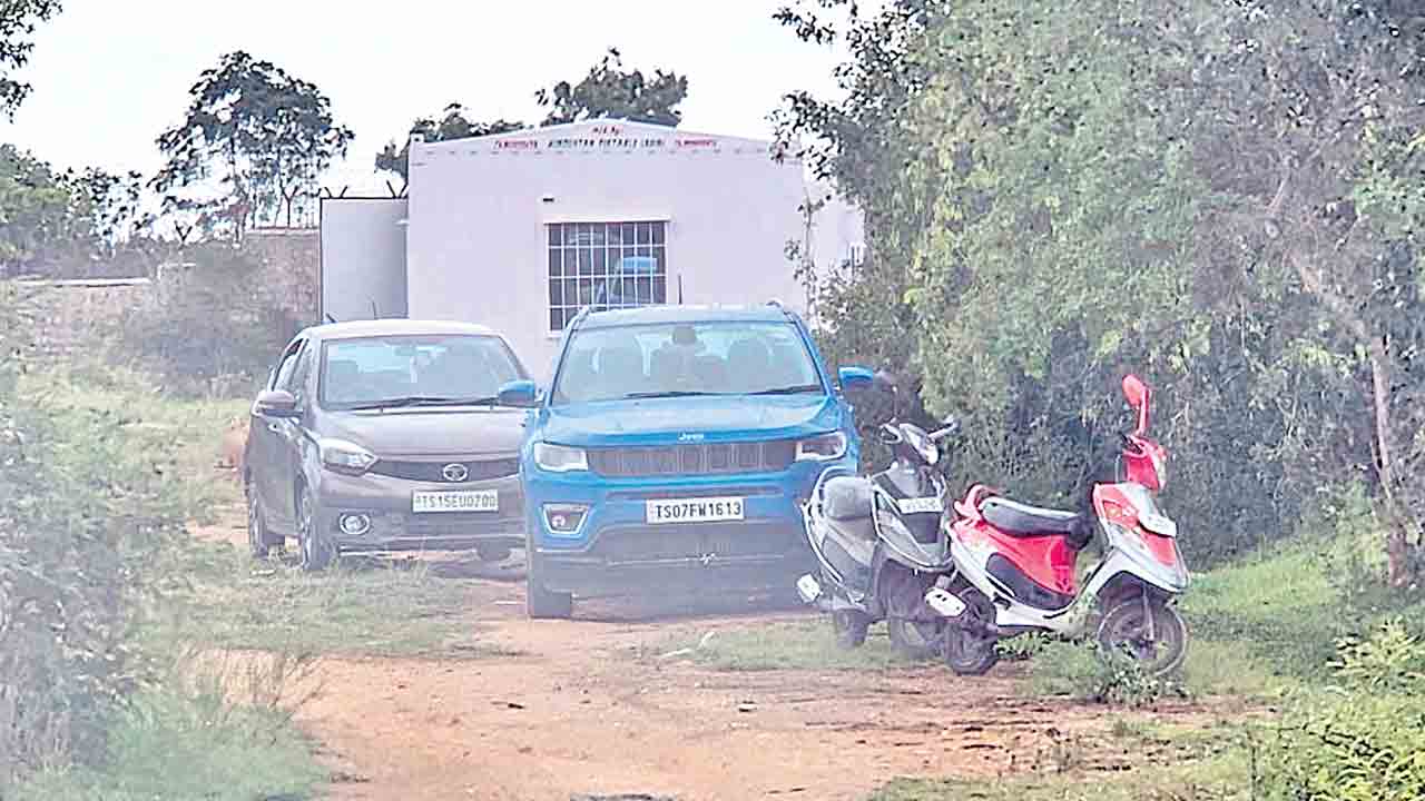 రెవెన్యూ బిగ్‌ సపోర్ట్‌..తోటి ఉద్యోగులకు రెవెన్యూ శాఖ అన్యాయం