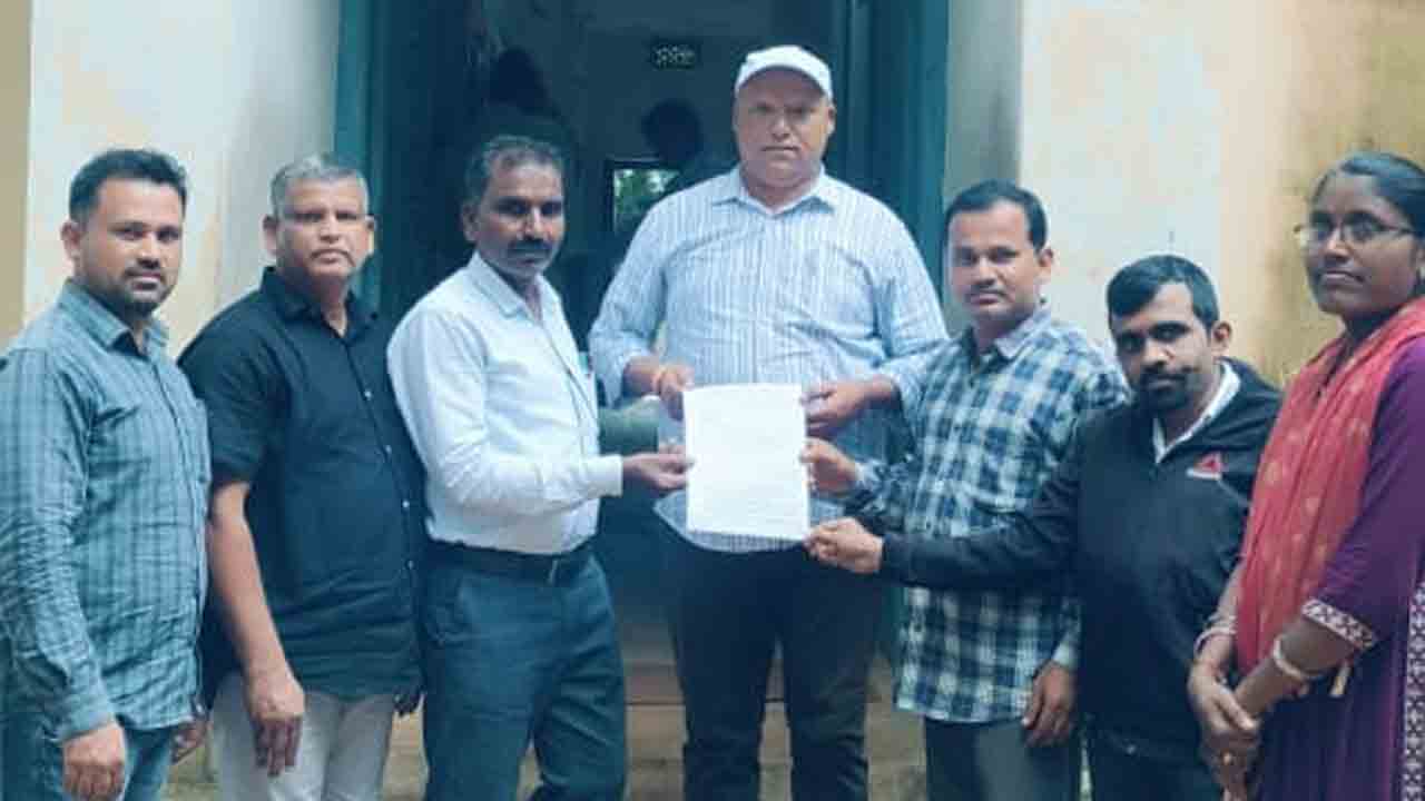 TPTF | పీఆర్‌సీ రిపోర్ట్ తెప్పించకుండా అవమానిస్తున్న ప్రభుత్వం : ఉపాధ్యాయ సంఘాల పోరాట కమిటీ నాయకులు