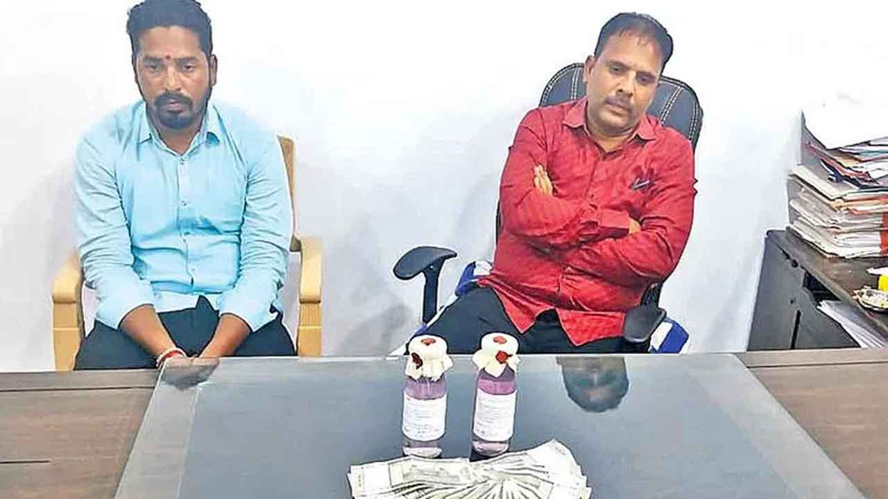 ఏసీబీ వలకు తాసీల్దార్‌, అటెండర్‌