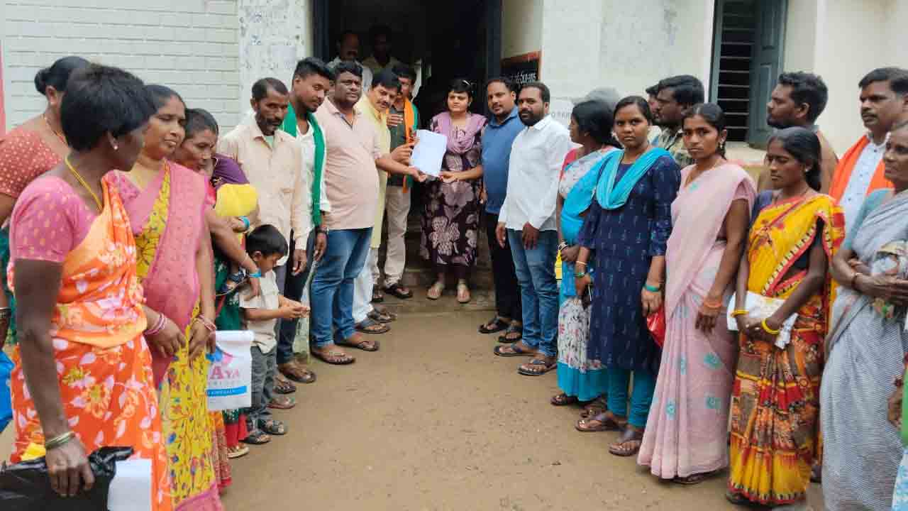 Land Pattas | పోడు రైతుల సమస్యలు పరిష్కరించాలని తహసీల్దార్‌కు వినతి