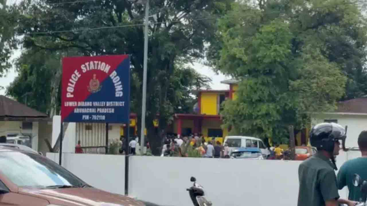 Teen Dragged Out Of Police Station, Lynched | బాలికలపై లైంగిక   వేధింపులు.. యువకుడ్ని పోలీస్‌ స్టేషన్‌ నుంచి లాక్కెళ్లి కొట్టి చంపిన జనం