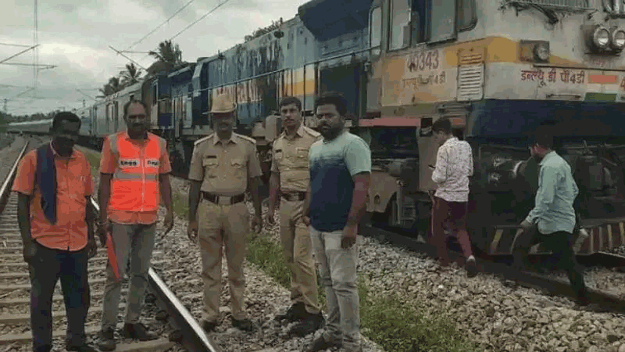 Fire breaks | రైలు ఇంజిన్‌లో మంటలు.. తప్పిన పెను ప్రమాదం