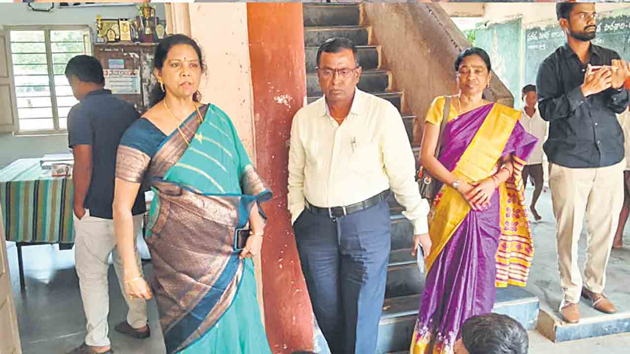 ఈ తిండి తినలేం.. ఇక్కడ ఉండలేము