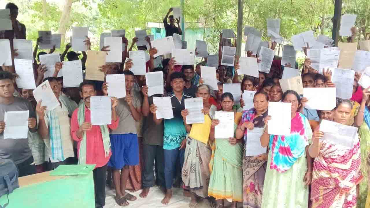 భూమి పత్రాలతో గిరిజన రైతుల నిరసన