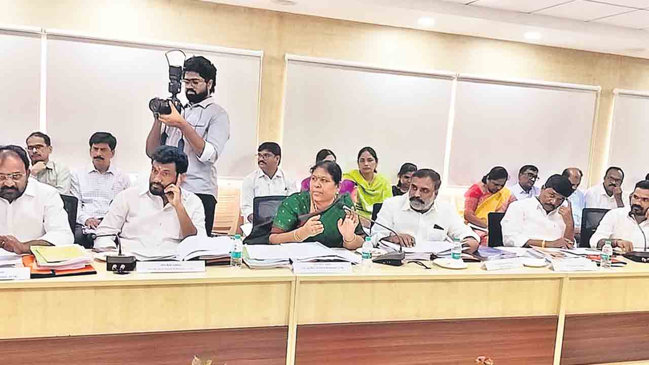 ఇందిరమ్మ ఇండ్లపై టీఏసీలో రచ్చ