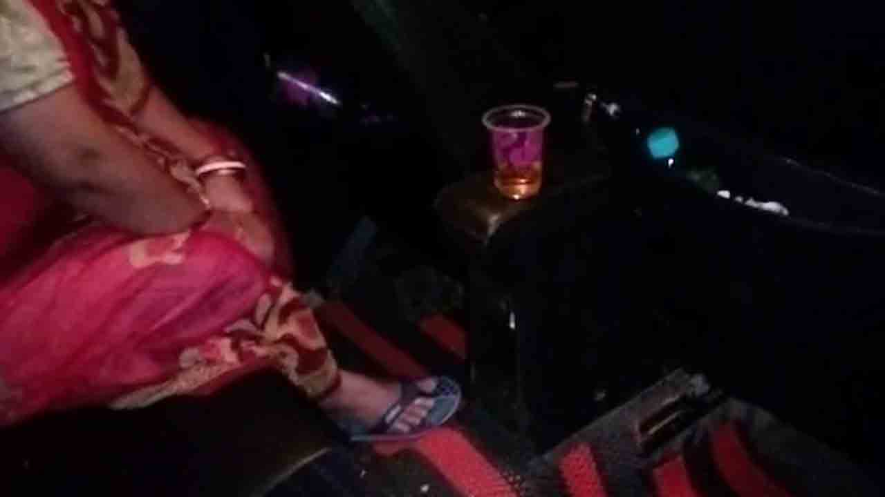 Watch: తృణమూల్‌ నేత, బీజేపీ నాయకురాలు కలిసి.. కారులో మద్యం తాగిన వీడియో   వైరల్‌