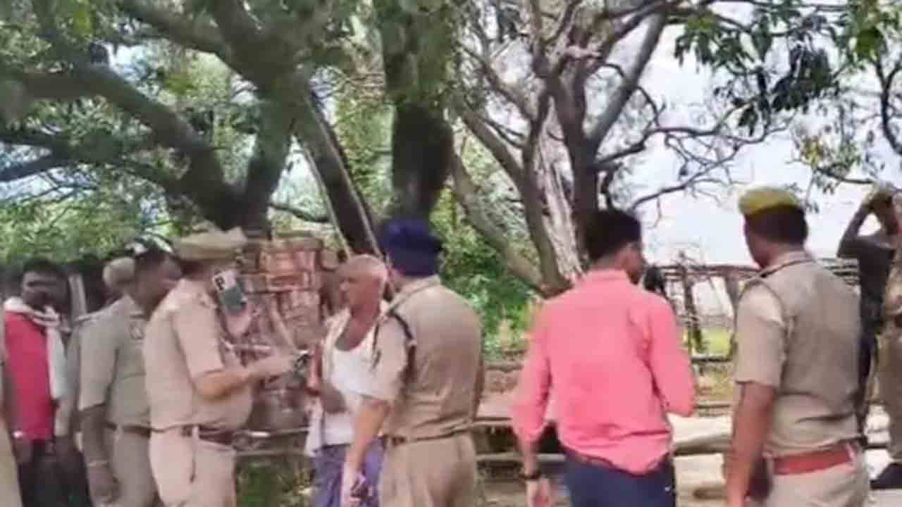 Man Hacks Parents, Sister | ట్రిపుల్ మర్డర్ షాక్‌.. తల్లిదండ్రులు, సోదరిని గొడ్డలితో నరికి చంపిన వ్యక్తి