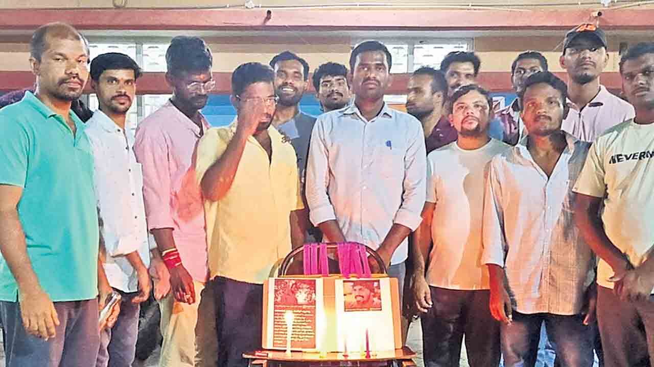 నిరుద్యోగుల ఆత్మహత్యలన్నీ.. ప్రభుత్వ హత్యలే!