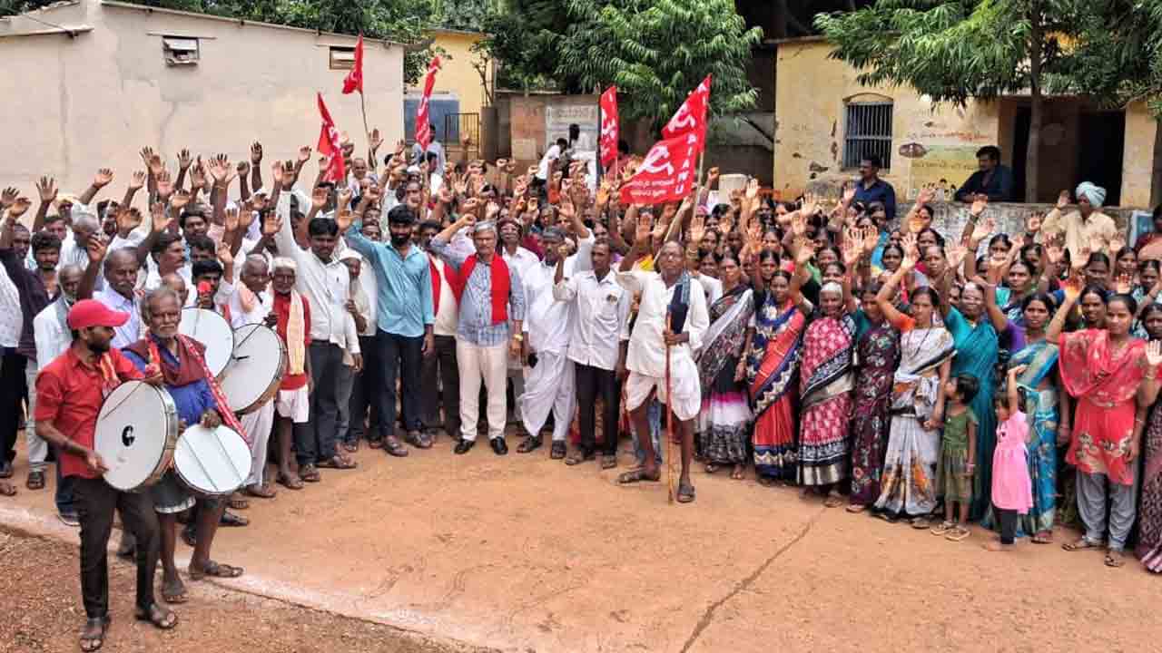 Upaadi Coolies | ఉపాధి కూలీలకు 200 పని దినాలు కల్పించాలంటూ వ్యవసాయ కార్మిక సంఘం నిరసన